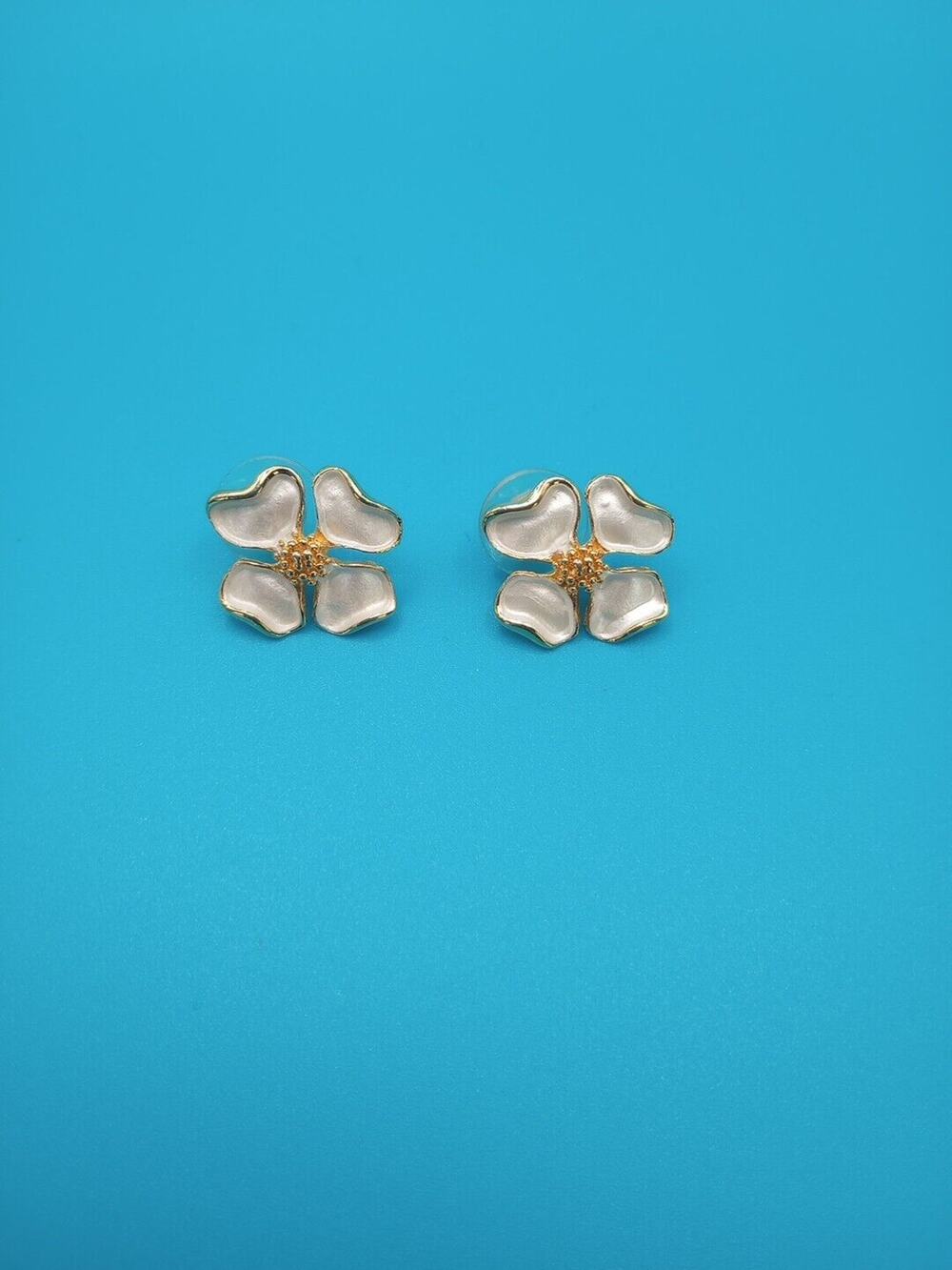 Goldtone White Enamel Flower Pierce Earrings
